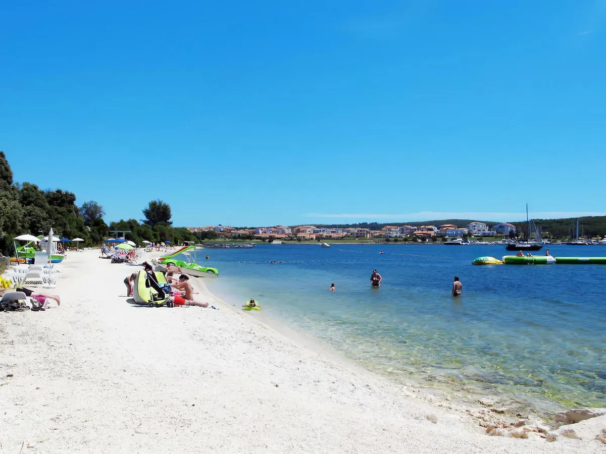 Apartments For Families With Children Banjole, Pula - 2258