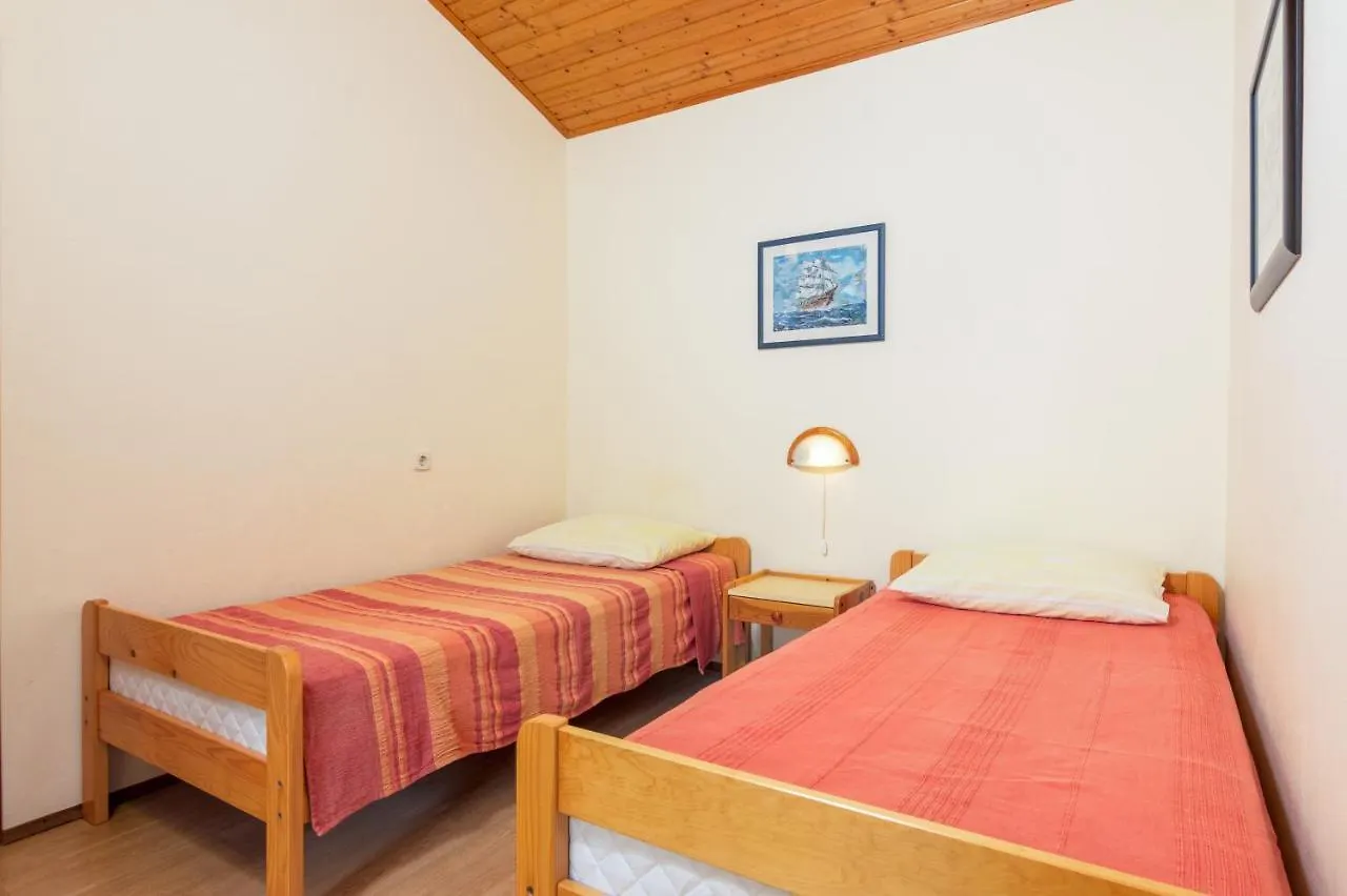 Apartments For Families With Children Banjole, Pula - 2258