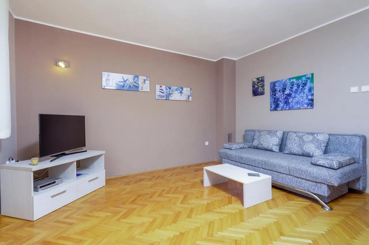 Apartments For Families With Children Banjole, Pula - 2258 Croatia
