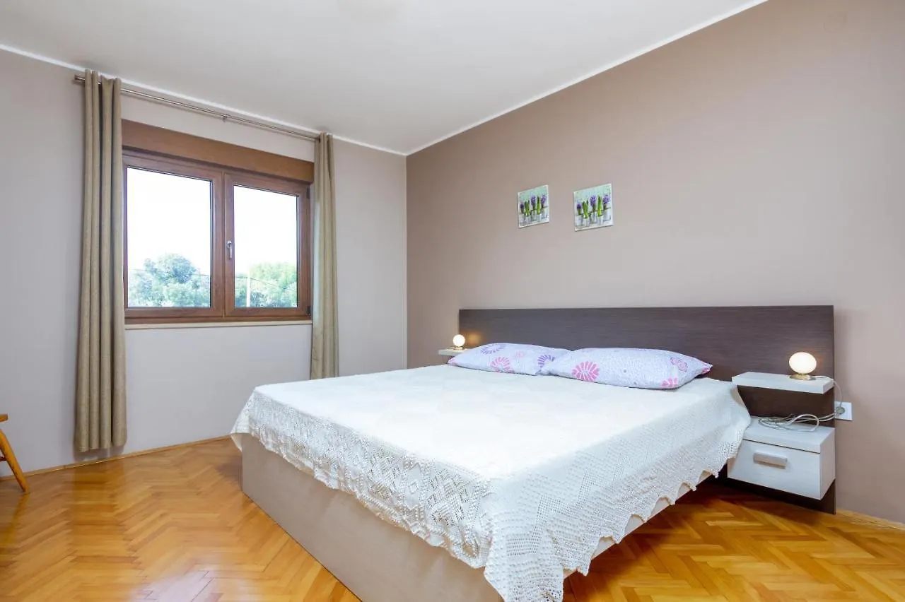 Apartments For Families With Children Banjole, Pula - 2258