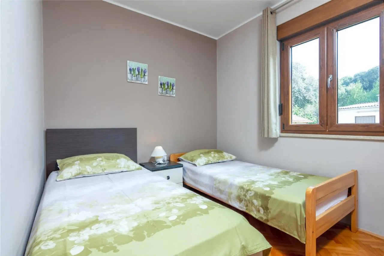 Apartments For Families With Children Banjole, Pula - 2258