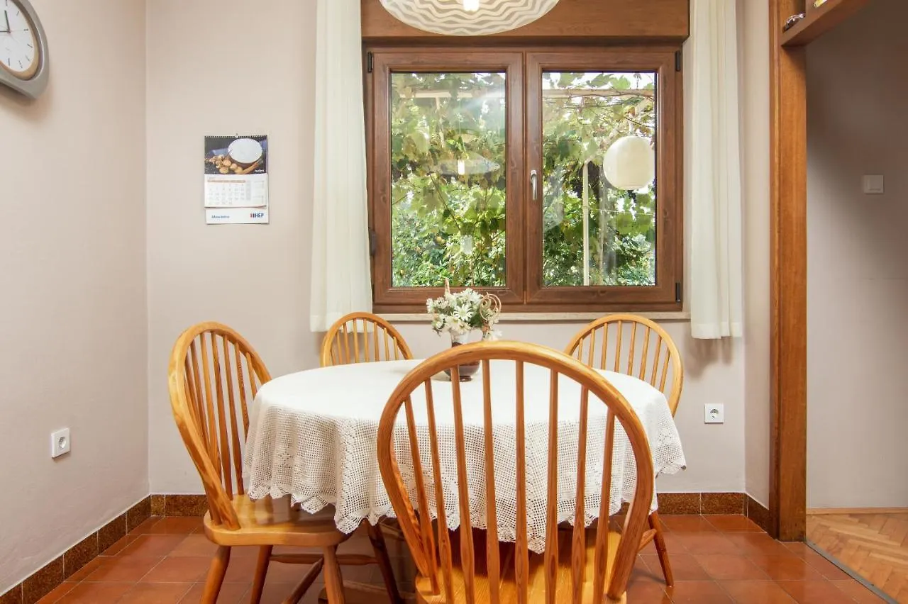 Apartments For Families With Children Banjole, Pula - 2258