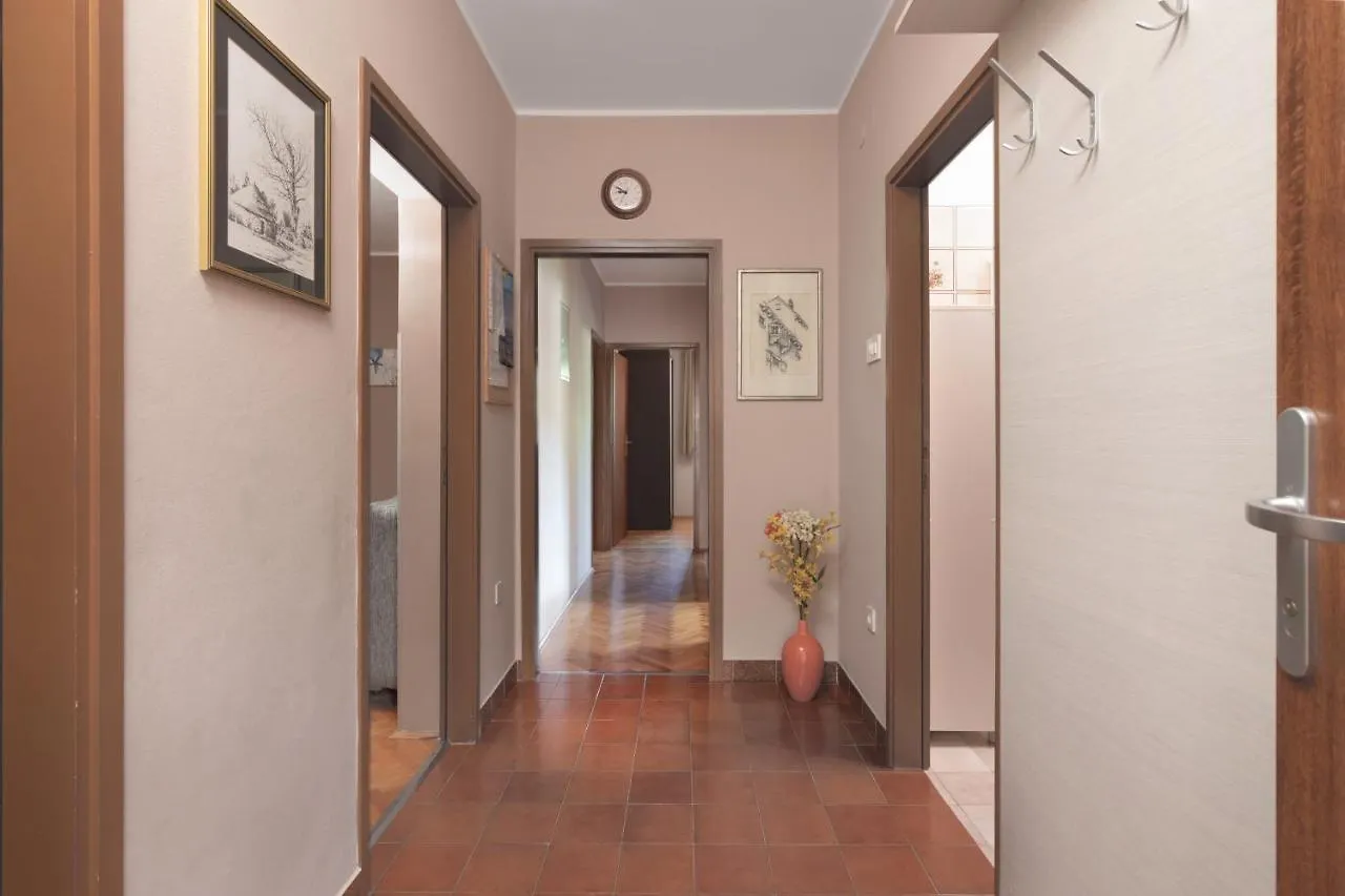 Apartments For Families With Children Banjole, Pula - 2258 Croatia